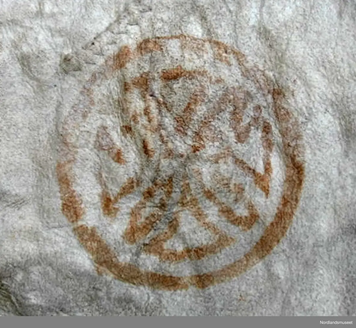Skinnfellen er dekorert med ulike fellmønster. Kors, rosett, ulike border, hjerte, sløyfe m.m. 6 av fellmønstrene finnes i samlingen av fellstempel FA.G.00695 (Bilde 3-8 + se referanser). De tre mønstrene på bilde 9-11 har vi ikke fellstemplene til.