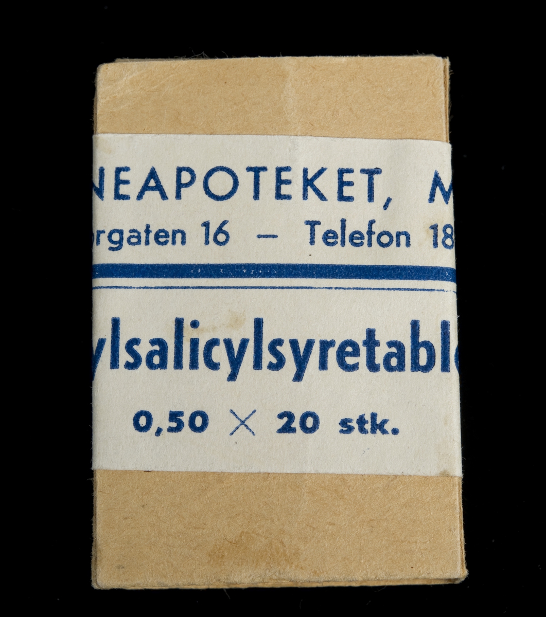 Tabletteske av papp med skyvelokk. Hvit etikett med blå skrift.