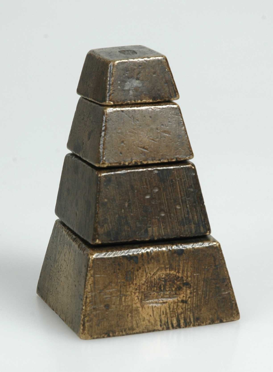 Svakt skrånende kvadratiske lodd som danner en pyramide når de stables oppå hverandre.
