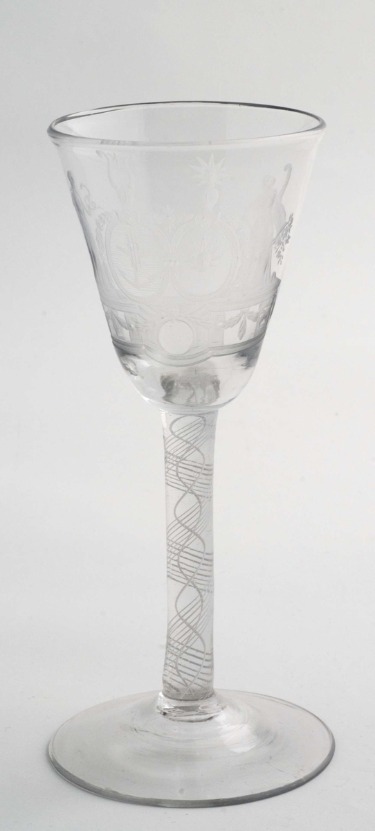 Vinglass; høy stett med hvite tråder, cupa traktformet med gravert felt. To gudinner flankerer to skjold, det ene med anker, det andre med Morgenstjernen?