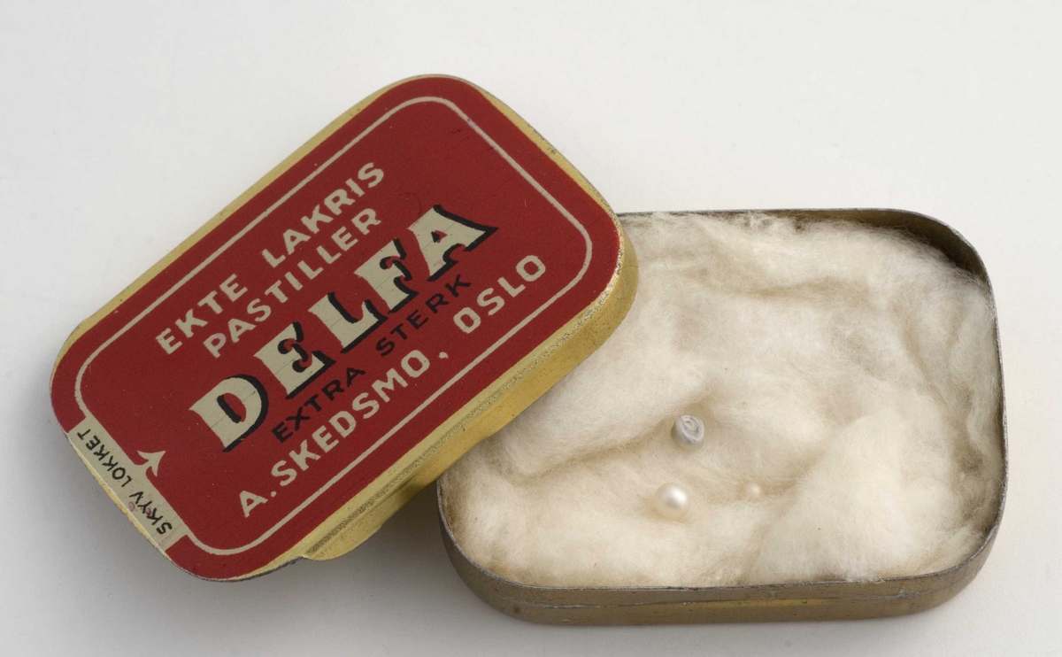 Blikkeske, Delfa. Inneholder tre små perler funnet i muslinger i Bogstadvannet. Påskr. på lapp sign W:P:E: