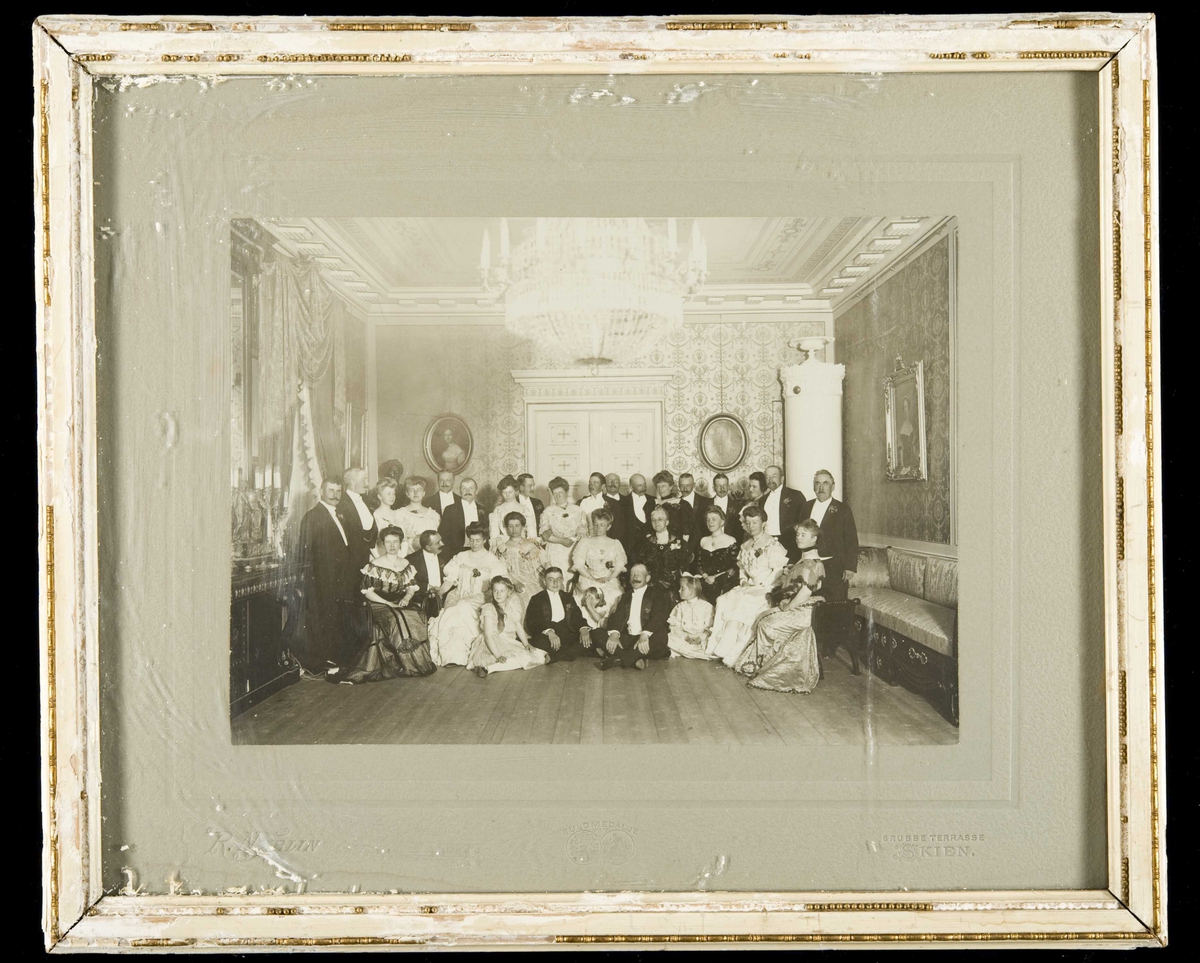 Jaktselskap september 1905 hos kammerherre Leopold Løvenskiold, Fossum (1859-1922)