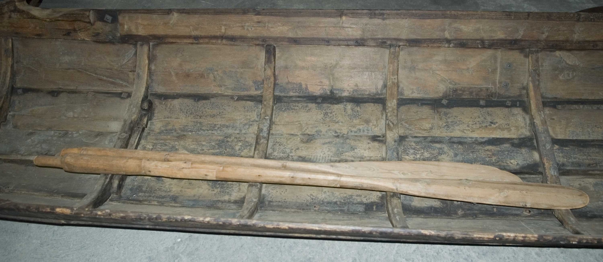 Elvebåt med to årer. Båt A, årer B, C. Bunn D.