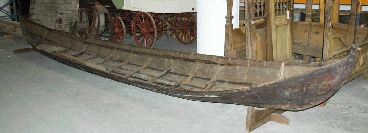 Elvebåt med to årer. Båt A, årer B, C. Bunn D.