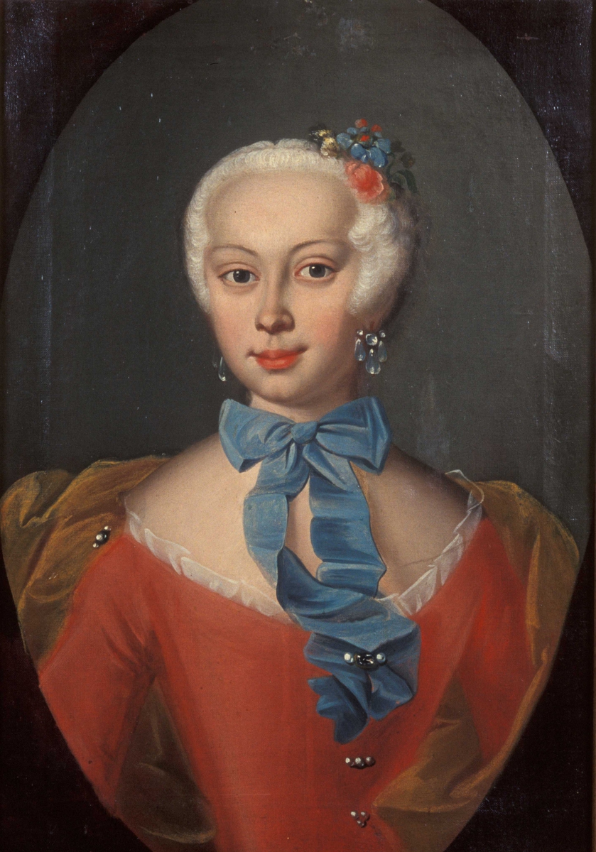 Brystportrett av kvinne med pudret hår, utringet rød kjole og blå rysje rundt halsen. Trolig Frederica Thaulow (1732-1801).