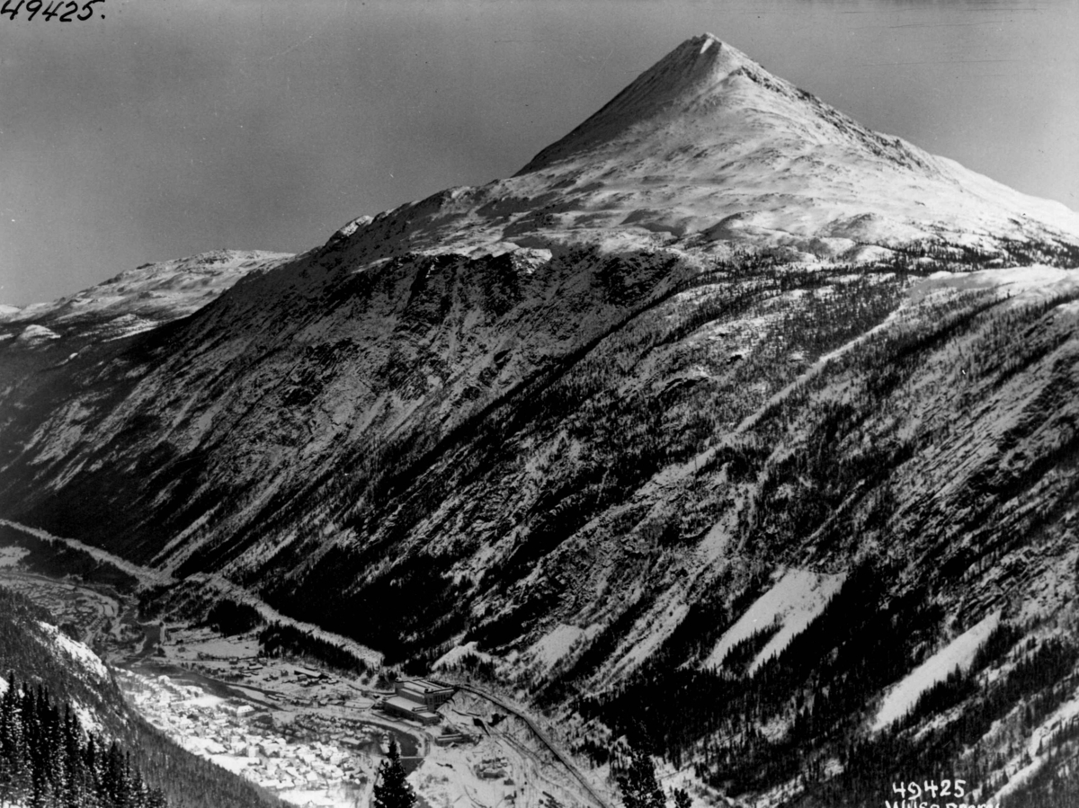 Vinter i Rjukan ved Gaustatoppen i Vestfjorddalen. Dyp dal med høye fjell langs elv.