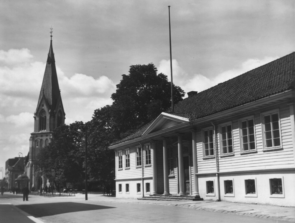 Wilse original. Kristiansand, gatebilde med sparebank og Domkirken i sentrum.