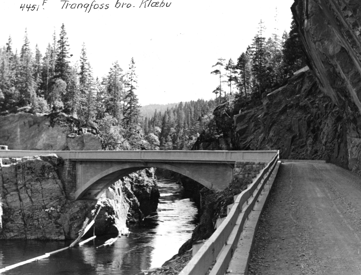 Trangfossen bro over Hyttfossen i Klæbu i Sør-Trøndelag. Fotografert av Anders Beer Wilse i 1936.