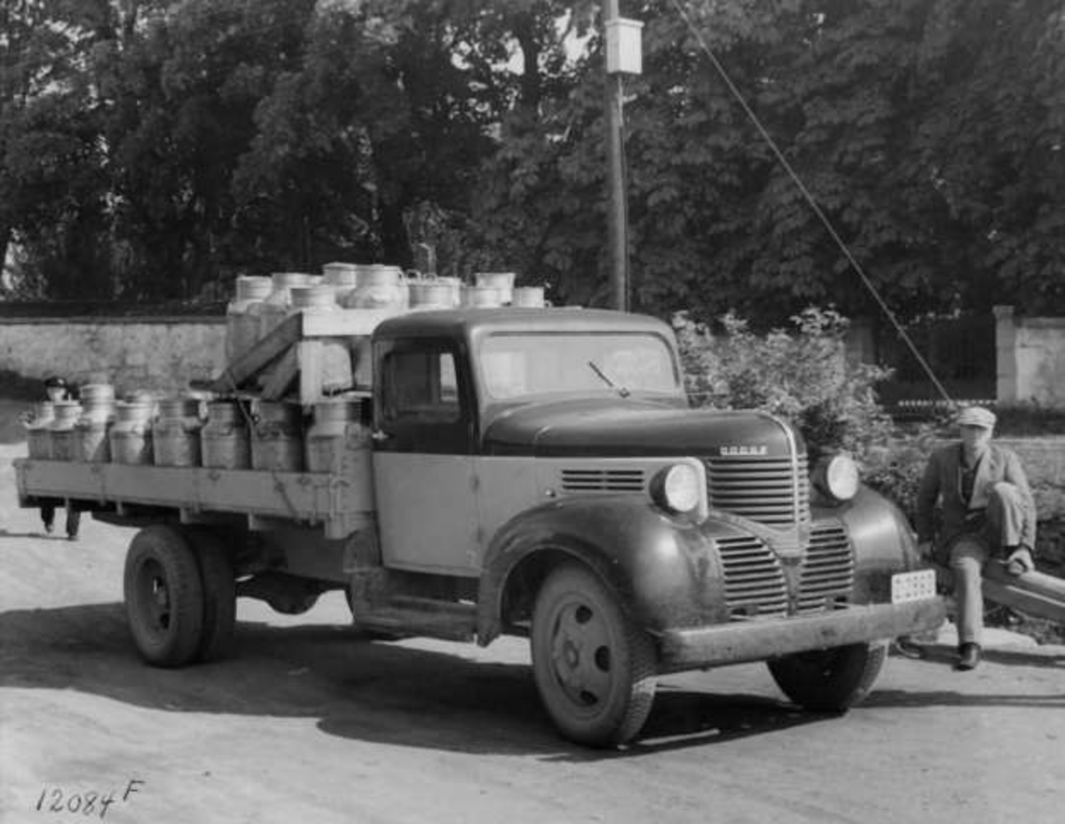Lastebilen er en Dodge 1939. Lastet med melkespann.