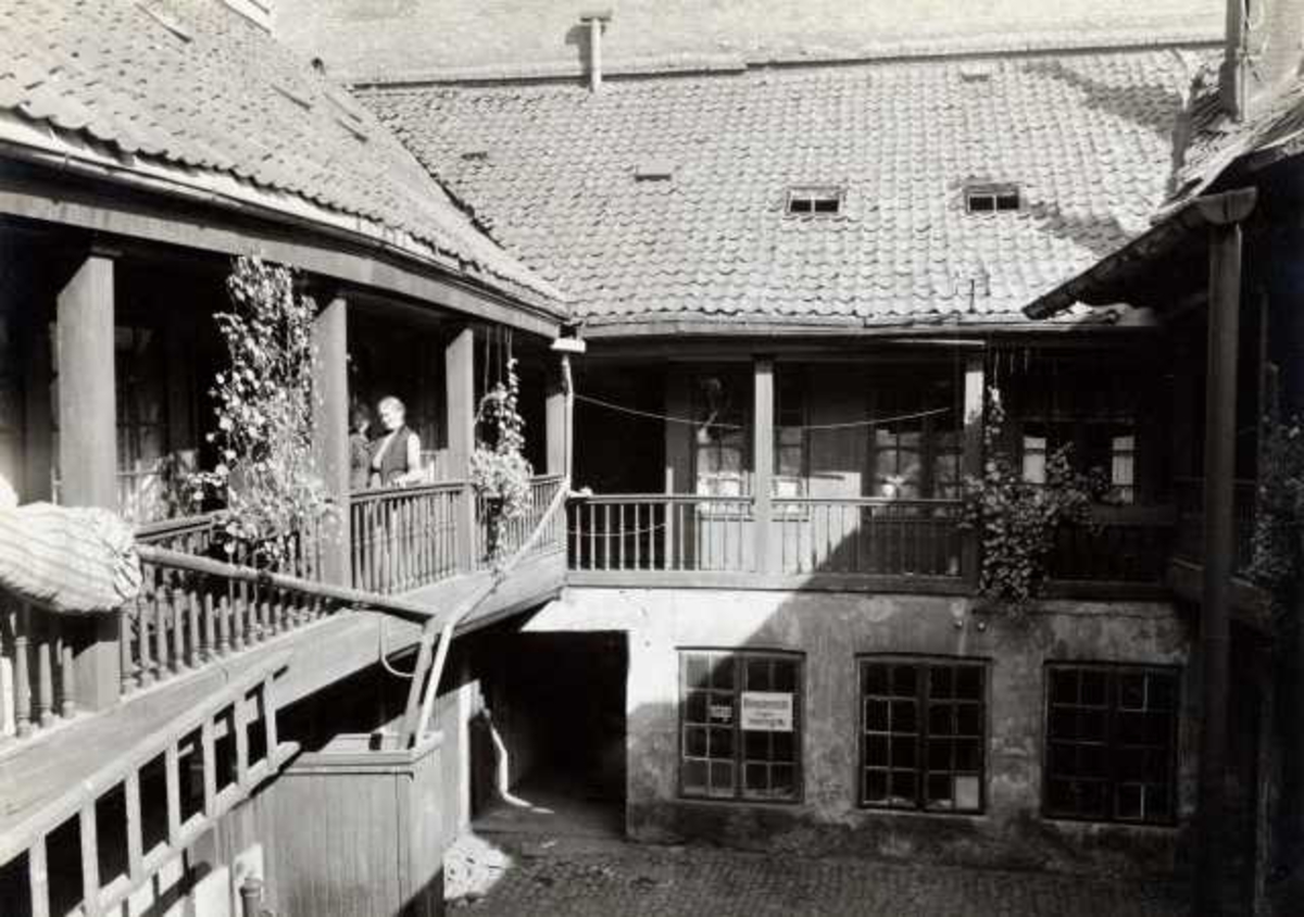 Kirkegata 7, Oslo. Bakgårdsbygning med vannpost, svalgang og blikkenslagerverksted.