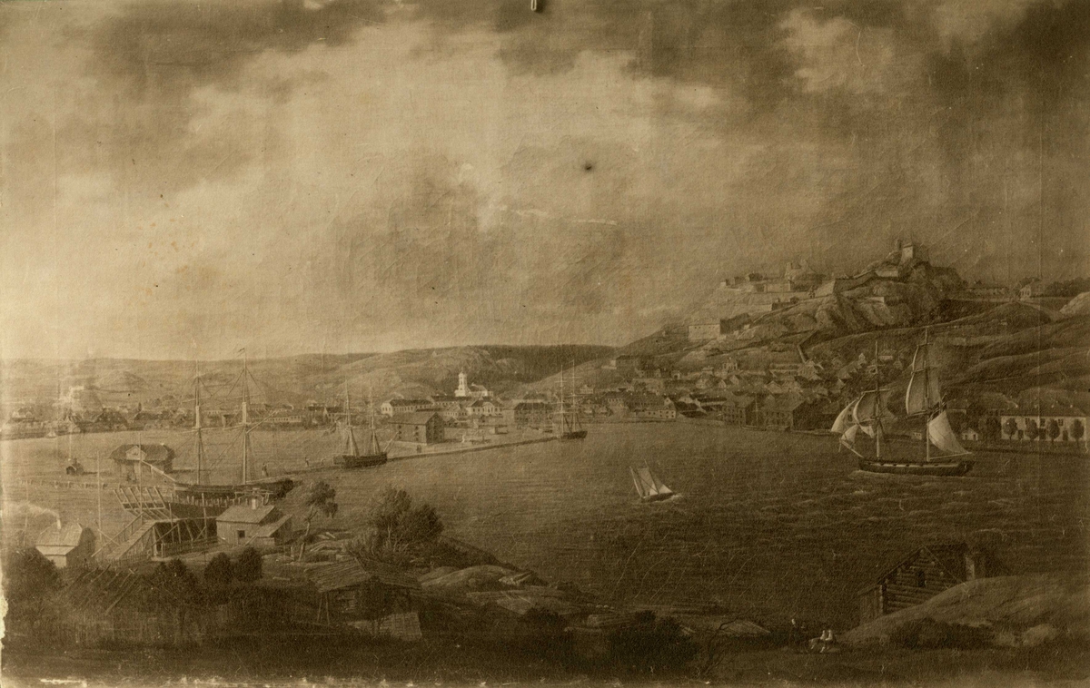 Halden, Østfold. Fotografi av maleri signert F. Gjøs 1843. I bakggrunnen byen og Fredriksten. I forgrunnen Sauøen med skibsbyggeri og hus. Den kulturhistoriske Udstilling i Kristiania  1901.