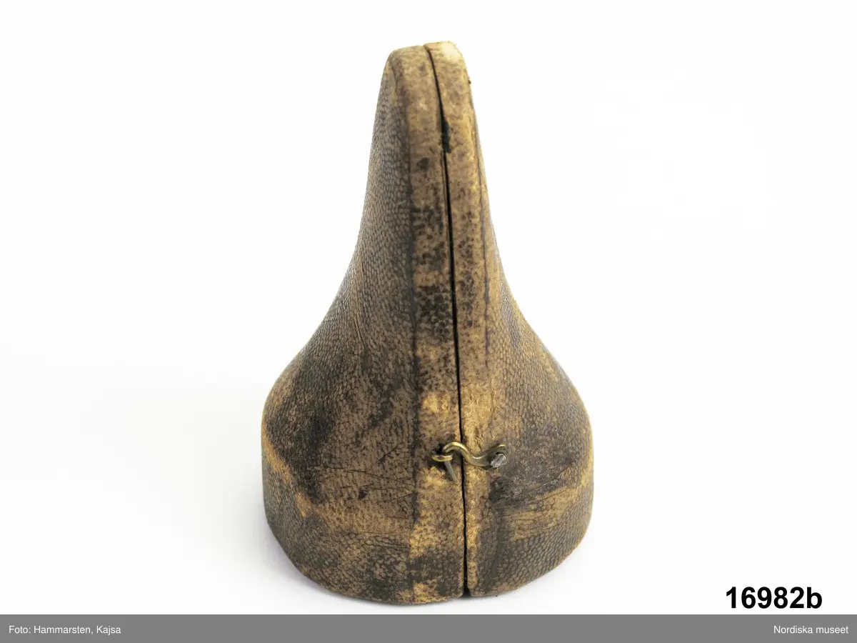 Huvudliggaren:
"a-e Låda och sigillstamp, som tillh. trädgårdsmästarämbetet i Stockholm. a. Låda. b. Sigillstamp af silfver (med lyrformigt handtag af samma metall, upptill afslutadt med ett genombrutet hjärta.) 'Trädgårdsmästareämbetets sigill i Stockholm [ritat: femuddig stjärna]' Inskriften i latinsk stil. H (med handtag) 0,06. Diam. 0,038. I sigillet en blomburk med växter mellan tvänne vinrankor m.m. öfverst en strålande sol, alt inom pärlring. Å handtaget märkt: '1757'. I stämpeln å handtaget läses: 'I.BERG' m.m. som är otydligt. b. Se ill. bil. c-e. 3 st. nycklar. [järn. a, L 13 cm, b. L 11 cm, c. L 11 cm.] Samma ämbetets handlingar se 16.251 a-i. G[åva] af trädgårdsmästarne D. och J. Berggren. 5/4 1877." 

Utdrag ur bilaga:
"Genom herrar trädgårdsmästare David och Josef Berggren har jag denna dag såsom gåfva till Skandinavisk-etnografiska samlingarna emottagit f.d. trädgårdsmästare-socitetens i Stockholm mästerlåda och dödlåda med åtskilliga handlingar och ritningar 16.251; 16.982; 16.983, vilket å samlingens vägnar härmed tacksamt intygas."