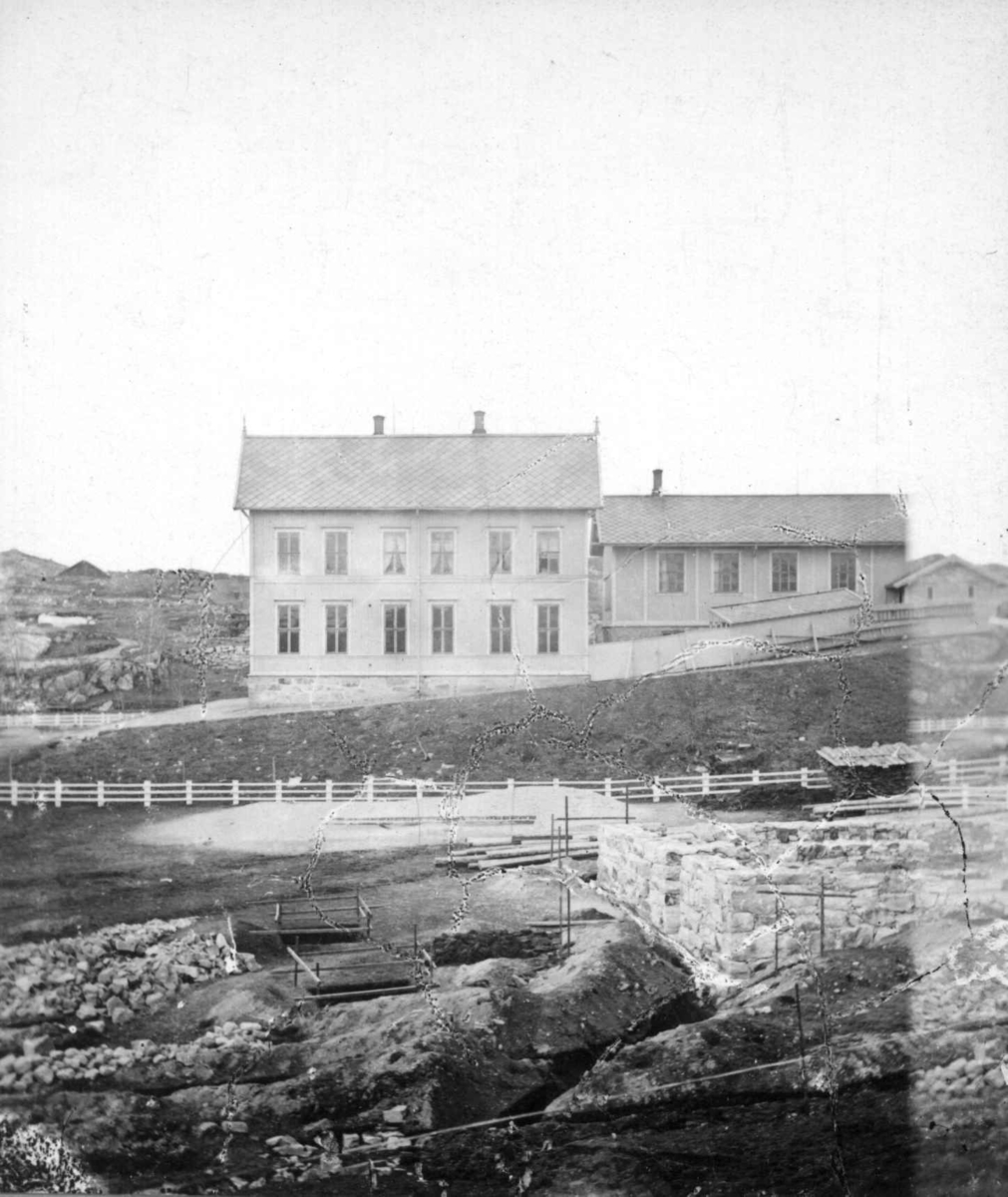 Kristiansunds offentlige skole på Kirkelandet, Kristiansund 1872-73. I forgrunnen byggearbeid i forbindelse med konstruksjon av pikeskolen.