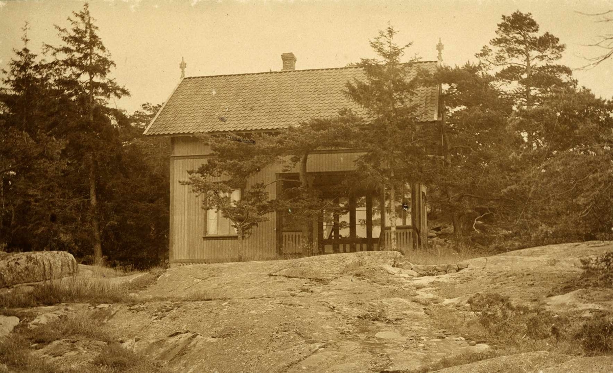 Sølyst, Onsøy, Fredrikstad. Trehus på svaberg.