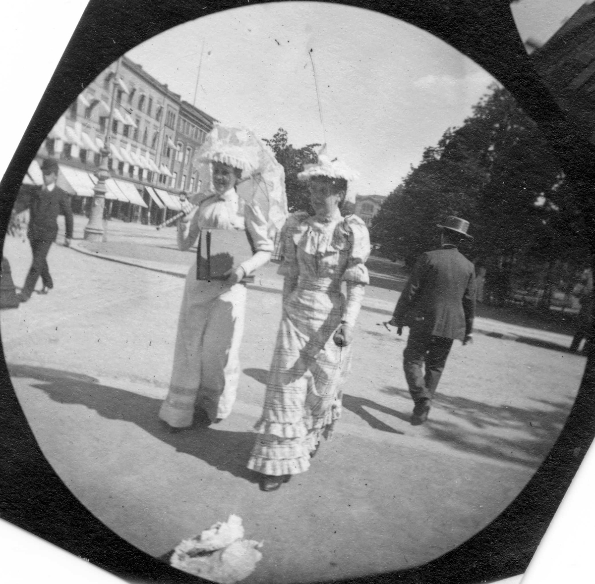 To damer spaserer langs Karl Johans gate, Oslo. Frk. Nandrup til høyre.