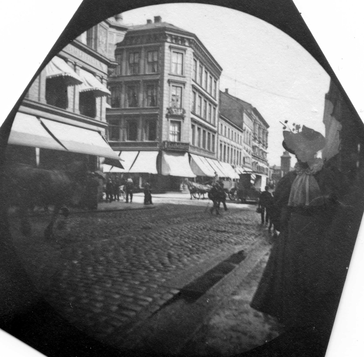 Frk. Lilly Heiberg ant. på Karl Johans gate, Oslo. Butikker med markiser.