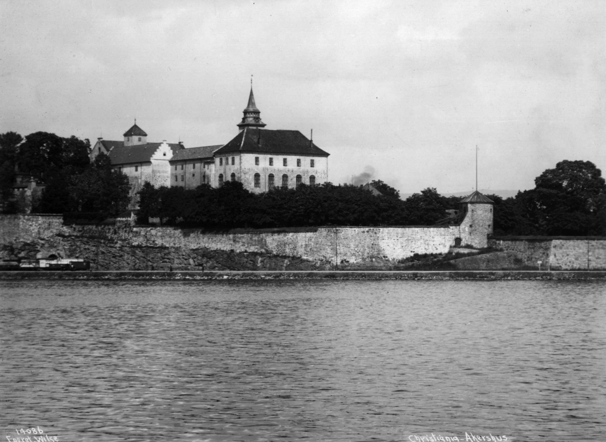 Oslo, Akershus slott og festning sett fra sjøen.