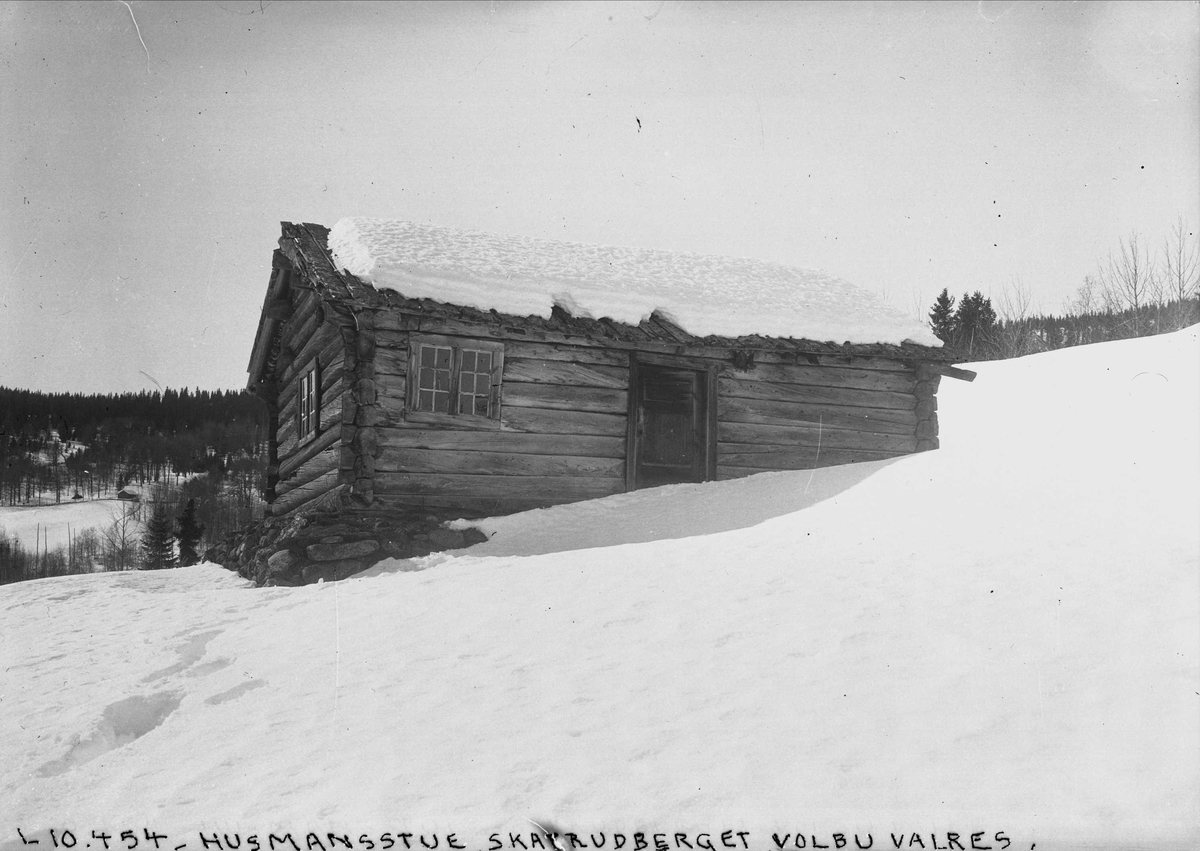 Skatrudberget, Volbu, Øystre Slidre, Oppland. Husmannsstue, vinterbilde med snø.