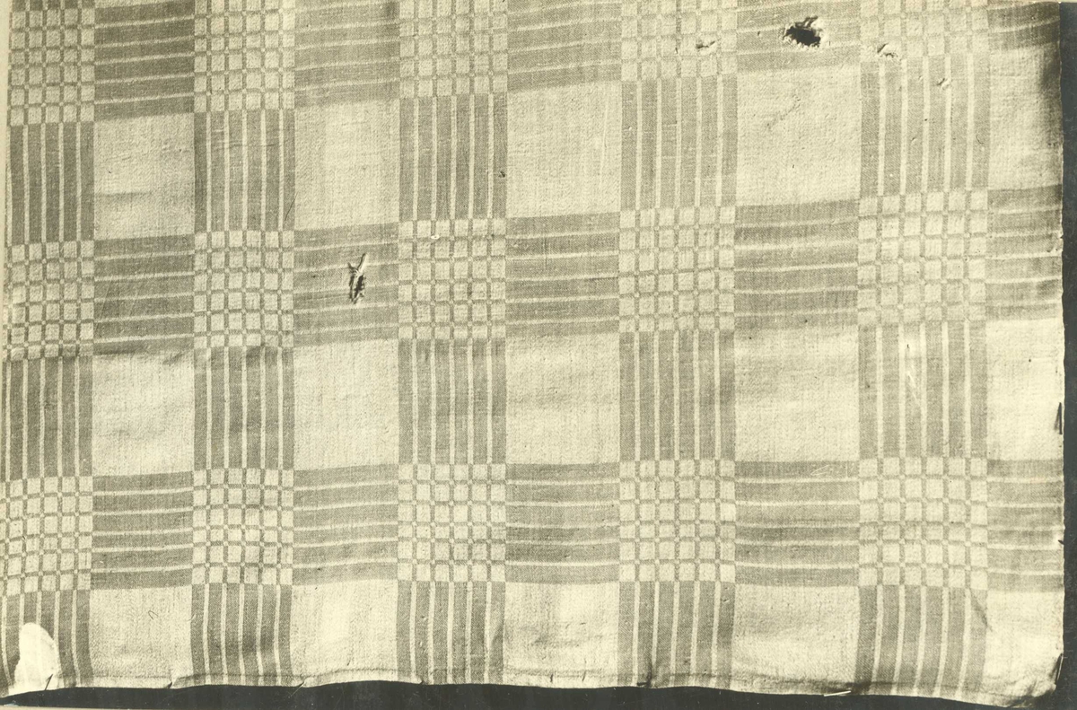 Detalj av hvit serviett med rutemønster. Berby gård, Prestebakke, Halden, Østfold ca. 1850.