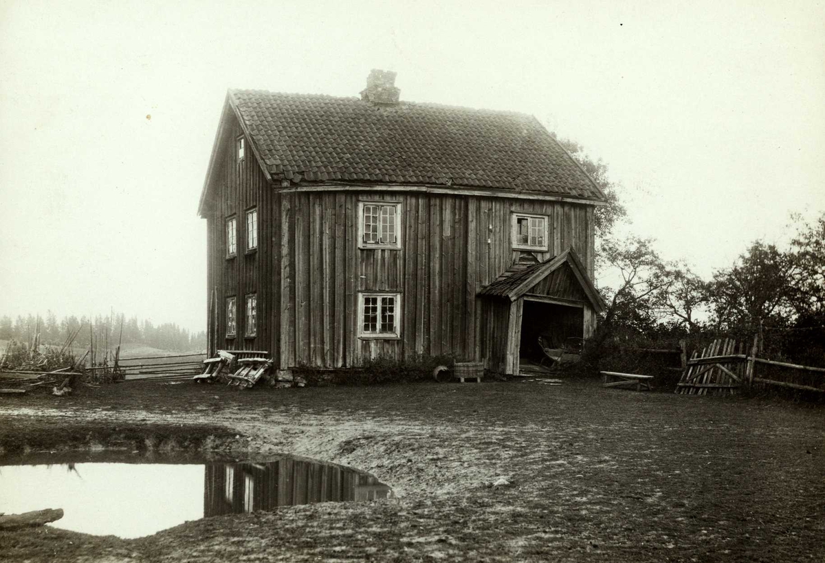 Presterud, Nes, Øvre Romerike, Akershus. Våningshus sett fra gårdsplassen. Dam fremst i bildet.
