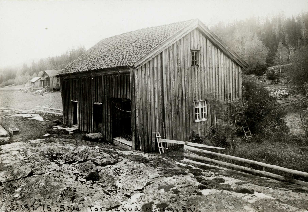 Bebyggelse på Taraldrud i Ski i Akershus, fotografert før 1929. "Stua" mot gårdsplassen.