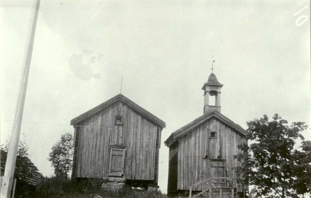 Halset, Furnes, Ringsaker, Hedmark. To stabbur, et med tårn.