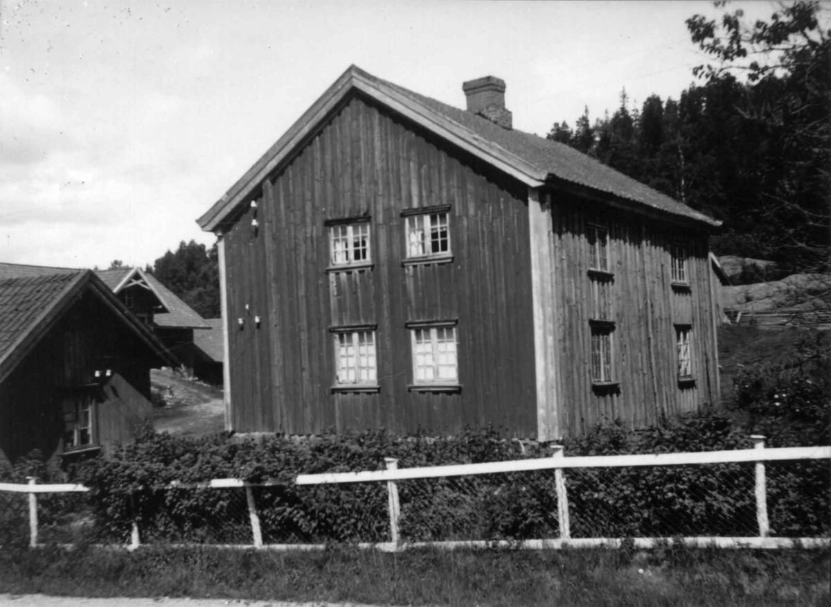 Skaug, Våler, Østfold. Gårdstun med hovedbygningen fremst i bilde.