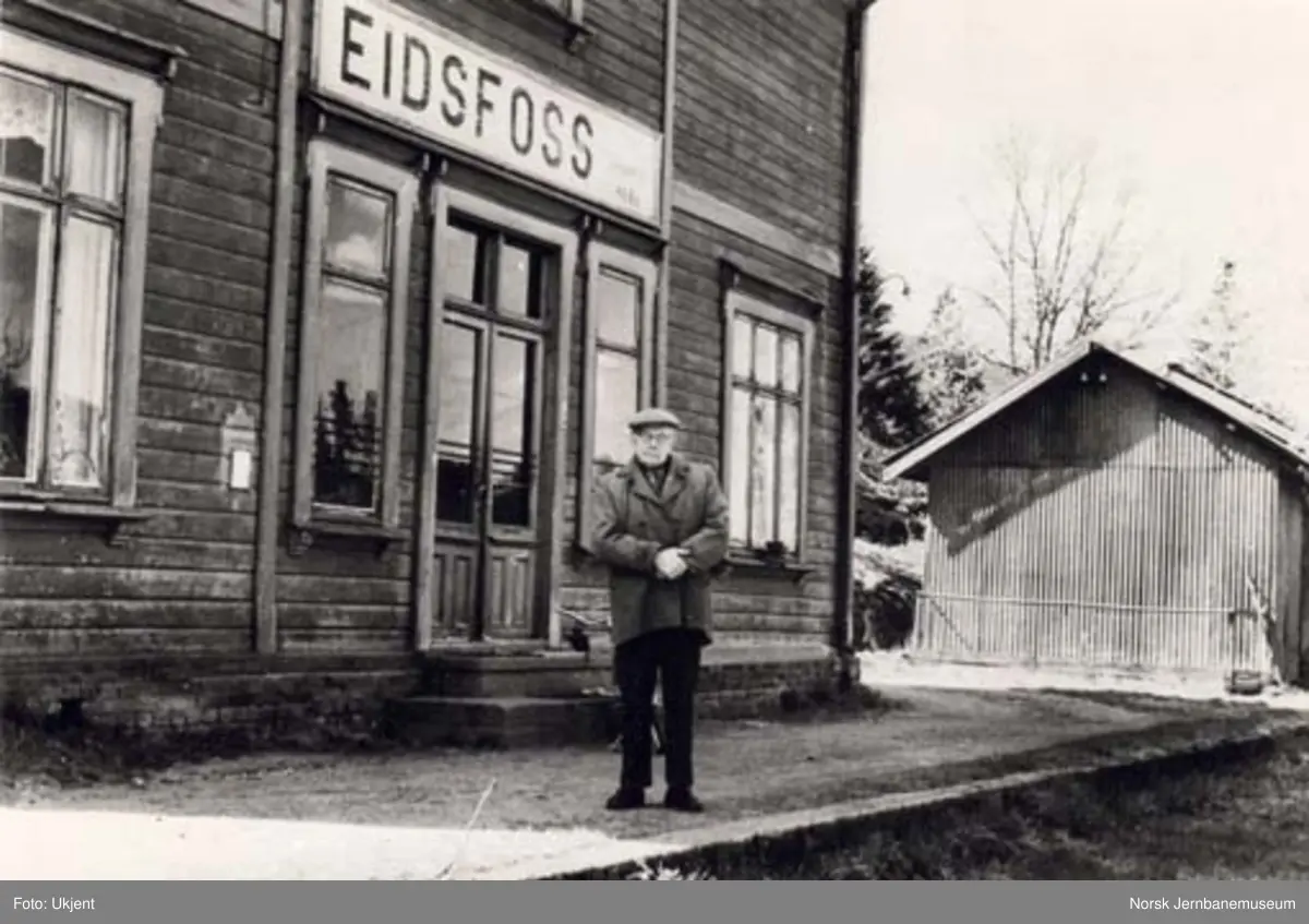 Eidsfoss stasjonsbygning med stasjonsmester Helgedal