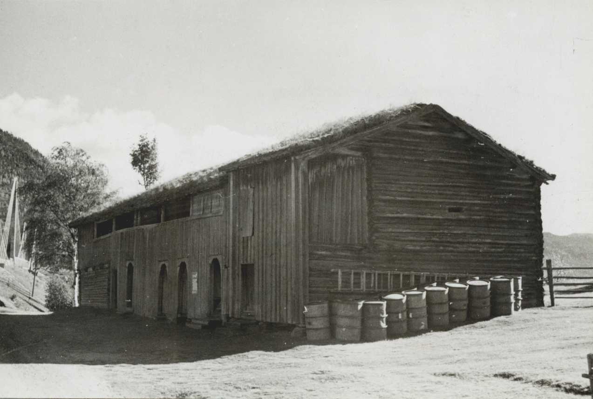 Søndre Atnosen, Stor-Elvdal, Sør-Østerdal, Hedmark. Loftsbygning, tønner stilt opp ved siden av.