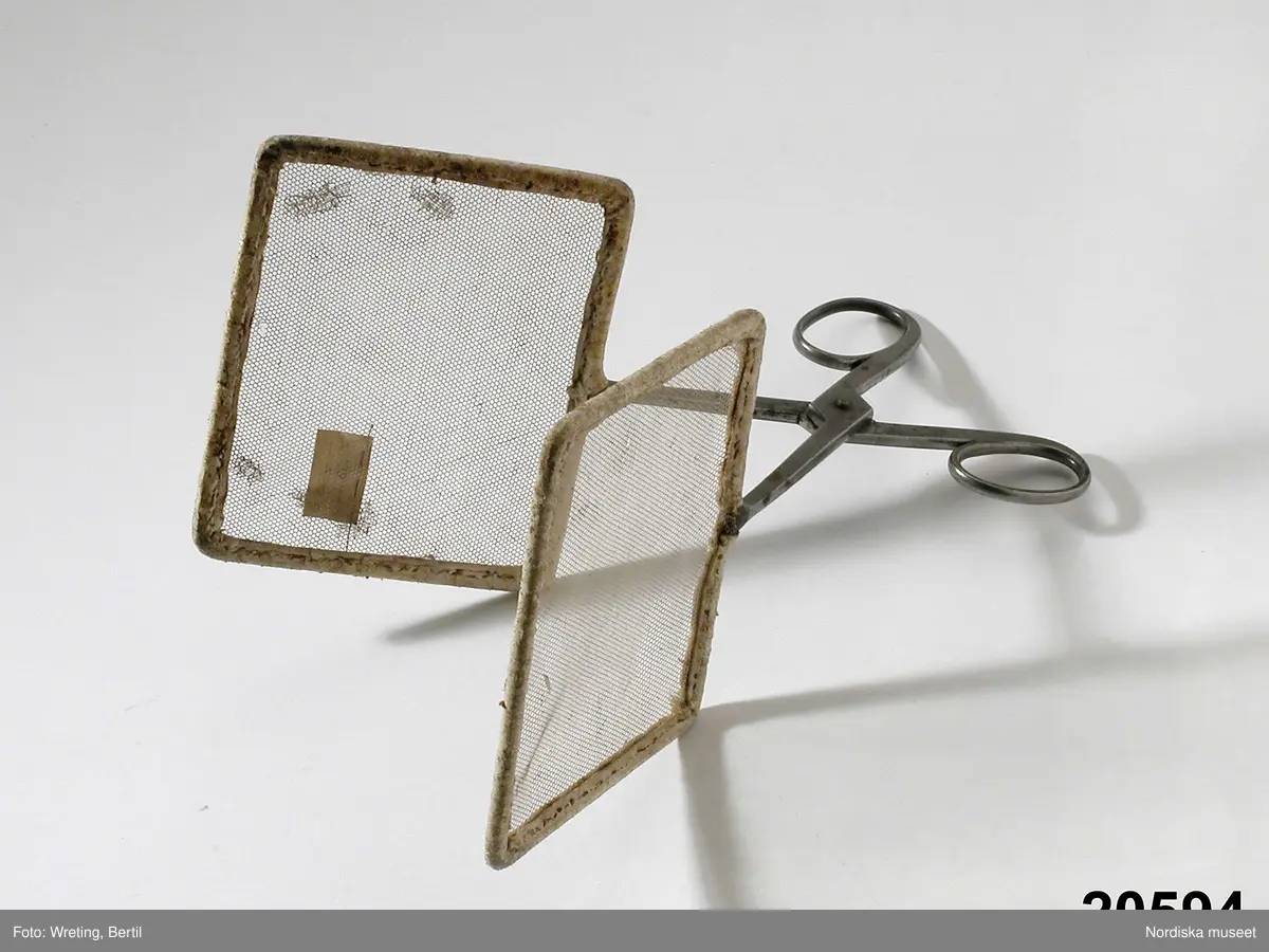 Huvudliggaren:
"Insekttång. Af profesor P. F. Vahlberg dagligen använd".

Bilaga:
"Föremål hvilka tillhört P. F. Wahlberg. Förstoringsglas begagnade vid botaniska undersökningar
Kläckbur för insekter
Insektstång
Fästtång för insekter
Loupe
Nåldyna
Svamp
Af P. F. Vahlberg egenhändigt skrifna verser.
G. af fröken Sofi Vahlberg".
