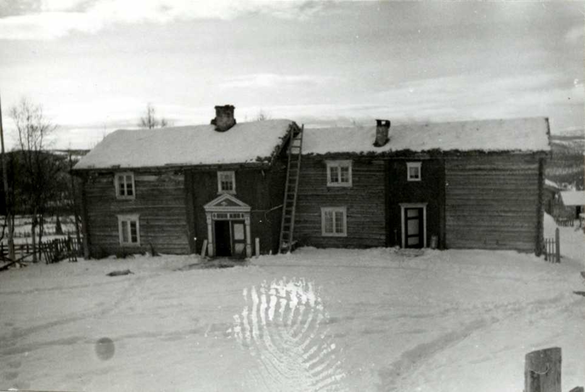 Nirstu, Østgården, Os, Nord-Østerdal, Hedmark 1937. Vinterbilde av gårdsplassen og våningshuset. Det gamle loftsrom i huset til høyre.