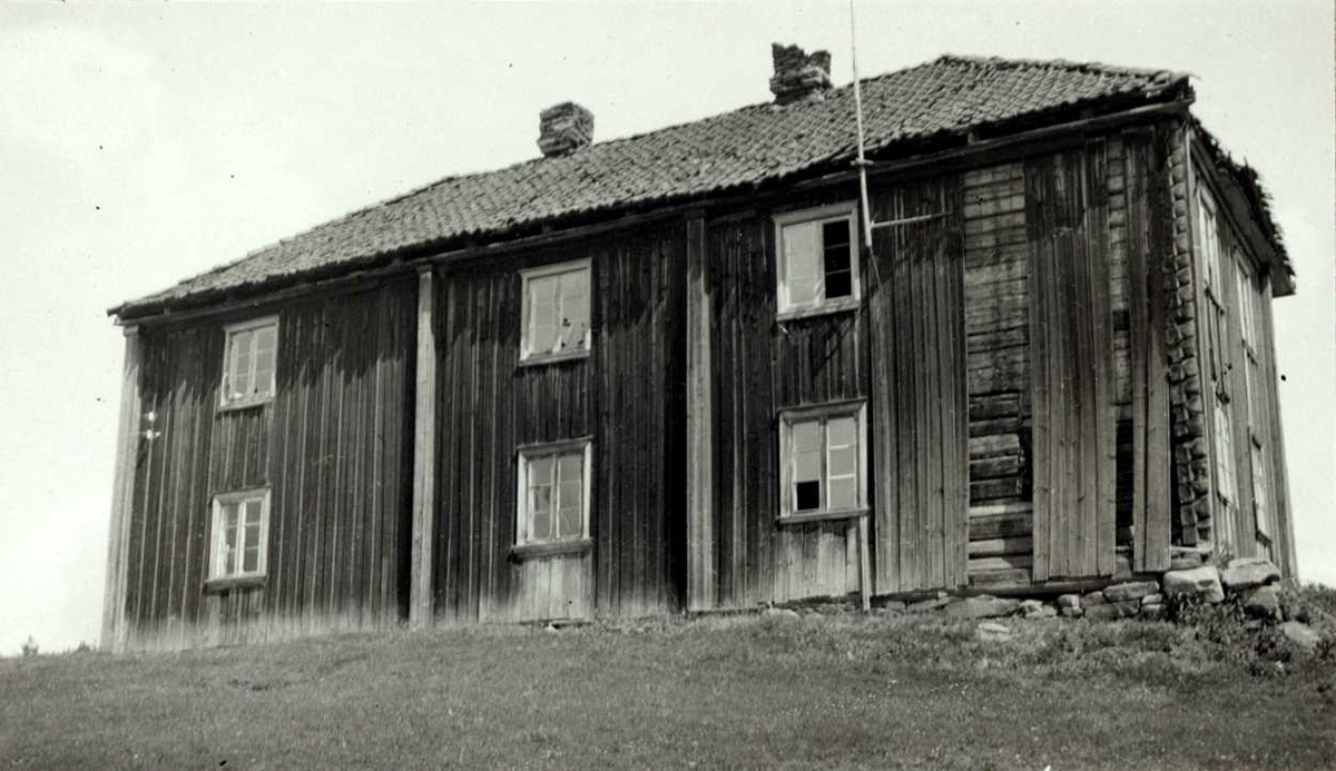 Karterud, Kongsvinger, Hedmark. Hovedbygningen under rivning, sett fra baksiden. Nå på Norsk Folkemuseum.