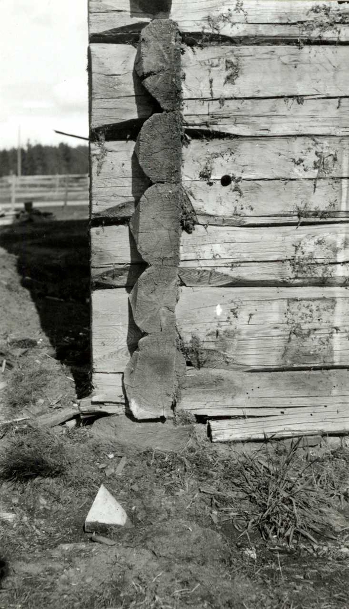 Karterud, Kongsvinger, Hedmark. Hovedbygningen under rivning, detalj av laft. Nå på Norsk Folkemuseum.