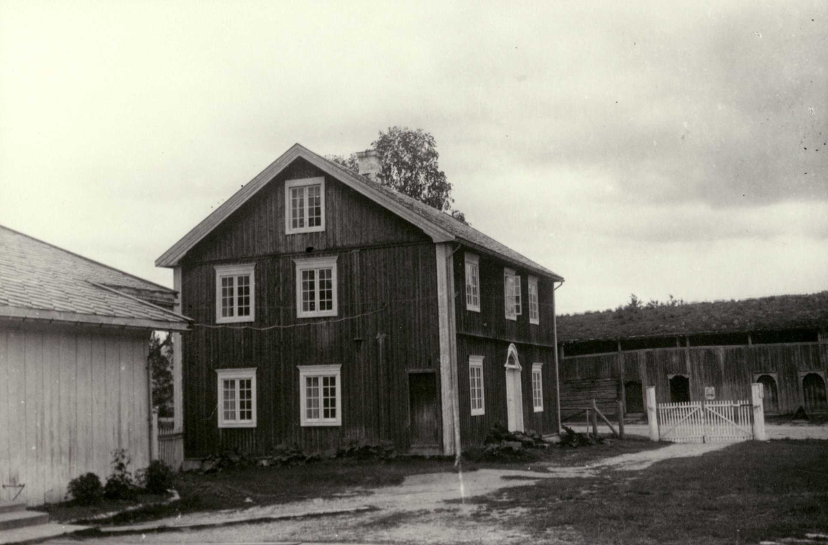 Søndre Atnosen, Stor-Elvdal, Sør-Østerdal, Hedmark. Gjestestue og bubygning i bakgrunnen.