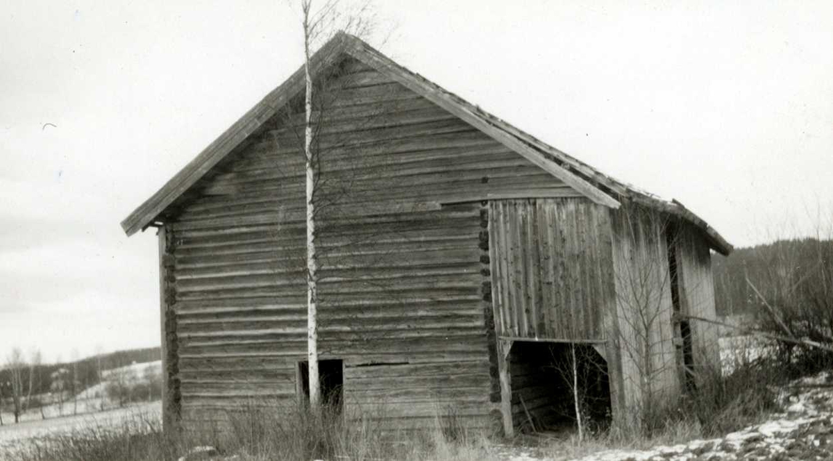 Kvislerbråten, Sør-Odal, Hedmark 1942. Låve under riving, sett fra siden. Nå på Norsk Folkemuseum.