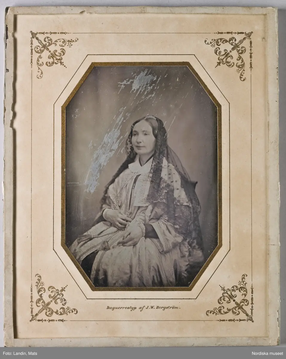 Porträtt av författaren Emilie Flygare-Carlén (1807–1892). Dagerrotypi / daguerreotypi av J. W. Bergström. Nordiska museet inv.nr 23133.
-
Portrait of the Swedish writer Emilie Flygare Carlén (1807–1892). Half-plate daguerreotype by J W Bergström.