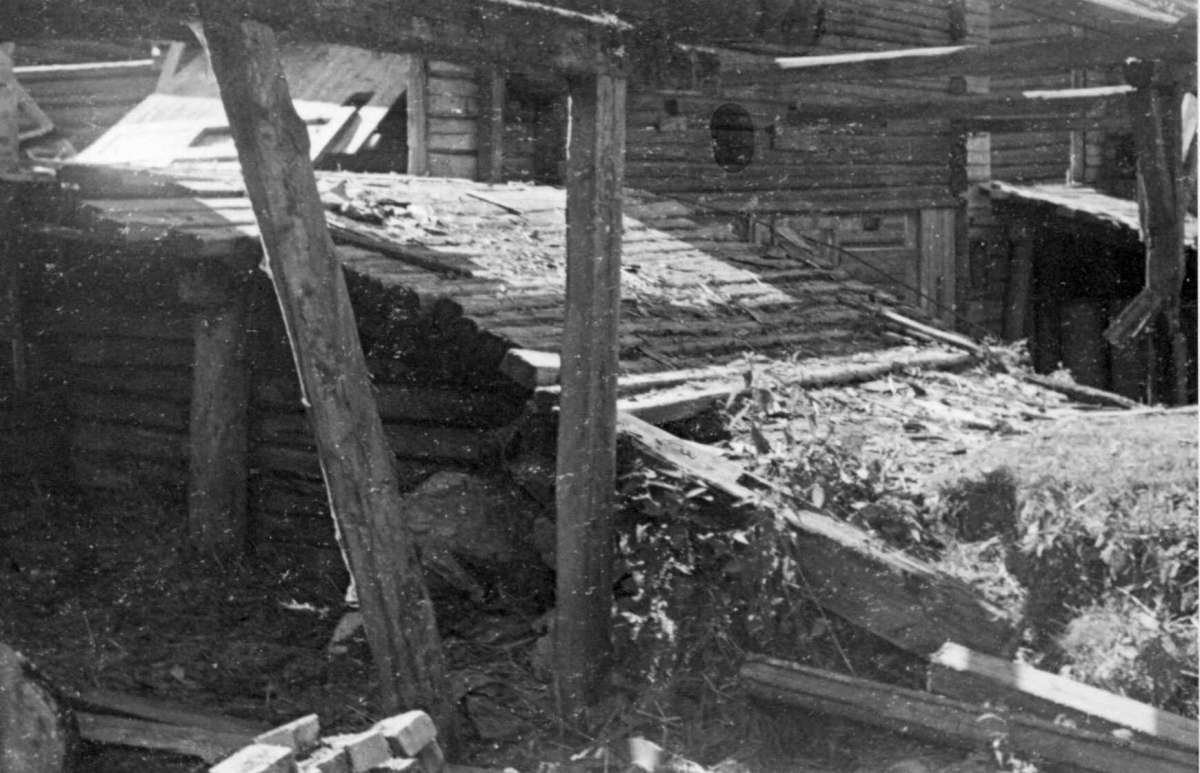 Garsvik, Aurskog-Høland, Akershus 1946. Låve under riving. Nå på Norsk Folkemuseum.