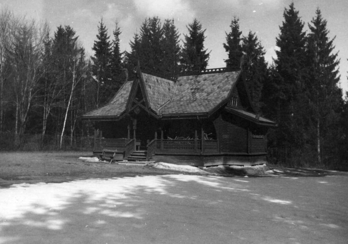 Paviljong på festplassen. Gave fra fru Huitfeldt og fru Schibsted.
Dør: Ventehall i Vika. Flyttet til Norsk Folkemuseum ca. 1930.