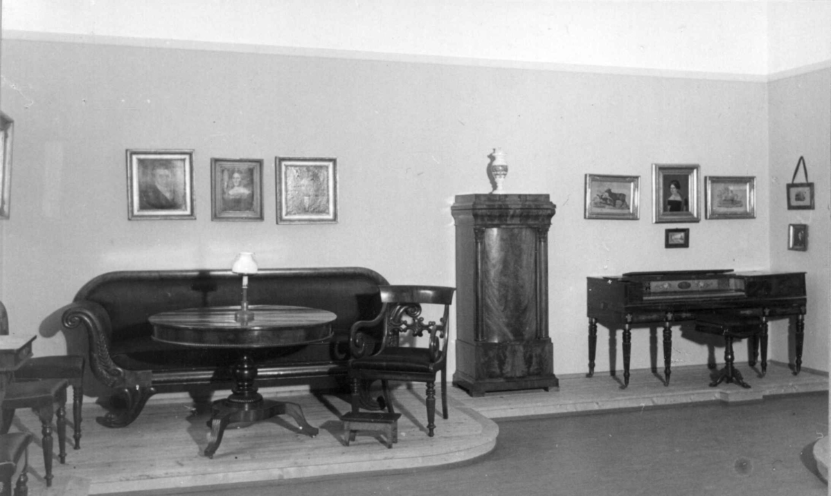 Interiør fra Werner-rommet i biedermeierstil som utstilt i Bysamlingen på Norsk Folkemuseum. Opprinnelig fra Prinsensgate 8, Oslo. Motivet viser et møblert rom med piano.
