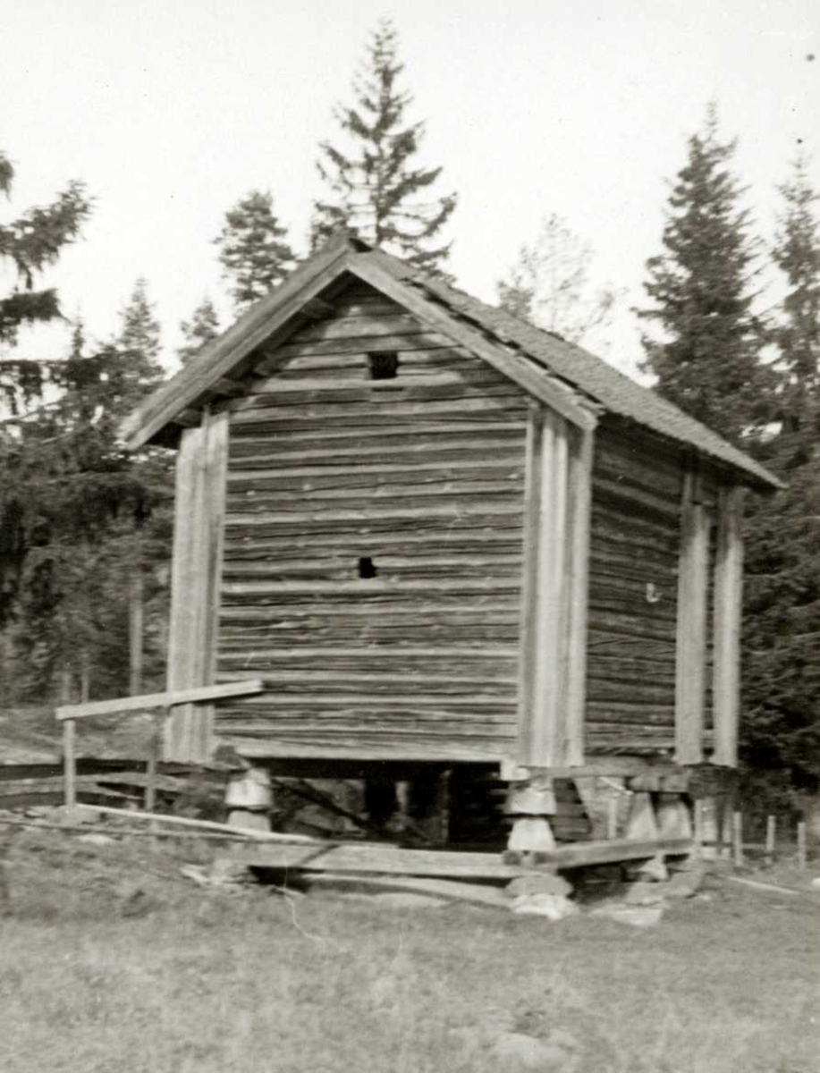 Botnesetra husmannplss, Aurskog-Høland, Nedre Romerike, Akershus. Stabburet sett fra baksiden.