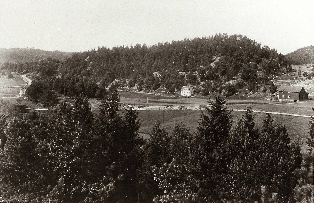 Fagerheim, Hisøy, Arendal. H. del av panorama ) som (v.del) viser sveitservilla tilh. familien Herlofson. Fra  eiendommens omgivelser. Se NF.04551-008. 
Serie (NF.04551-001 til -021) fra billedmappen "Strømsbo", gård på Strømsbu i Arendal tilh. familien Herlofson. Bildene er fra ulike eiendommer og steder i Arendal tilknyttet familien, fotografert av P.A. Thorèn, Chra.
