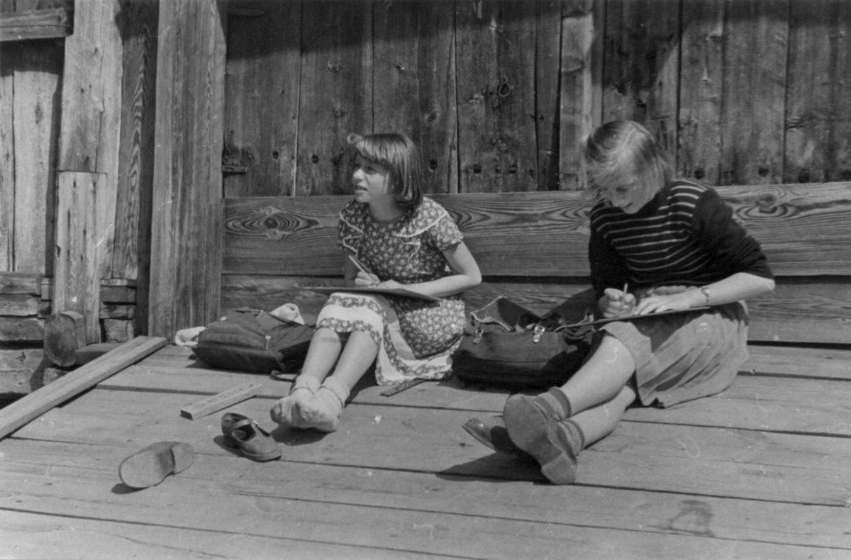 Skolejenter i Numedalstunet på Norsk folkemuseum, 1951.