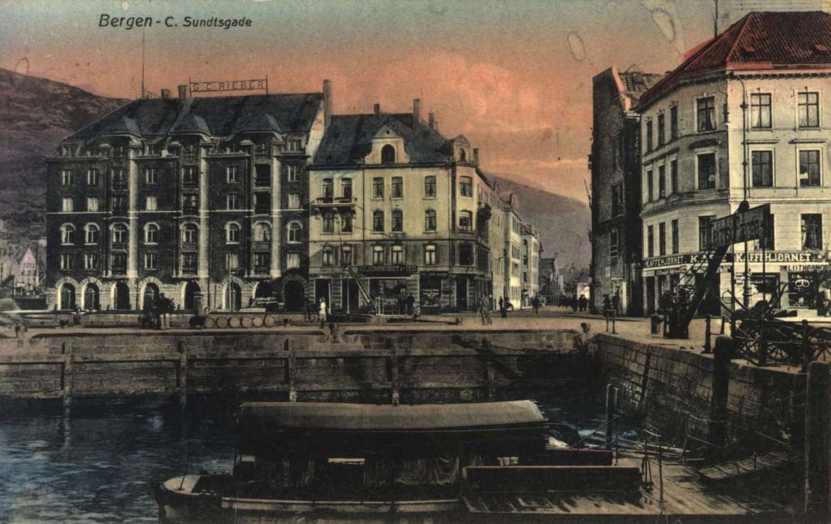 Postkort. Julehilsen. Fotografisk motiv. C. Sundtsgate, Bergen. Havnemotiv. Stemplet 23.12.1916.