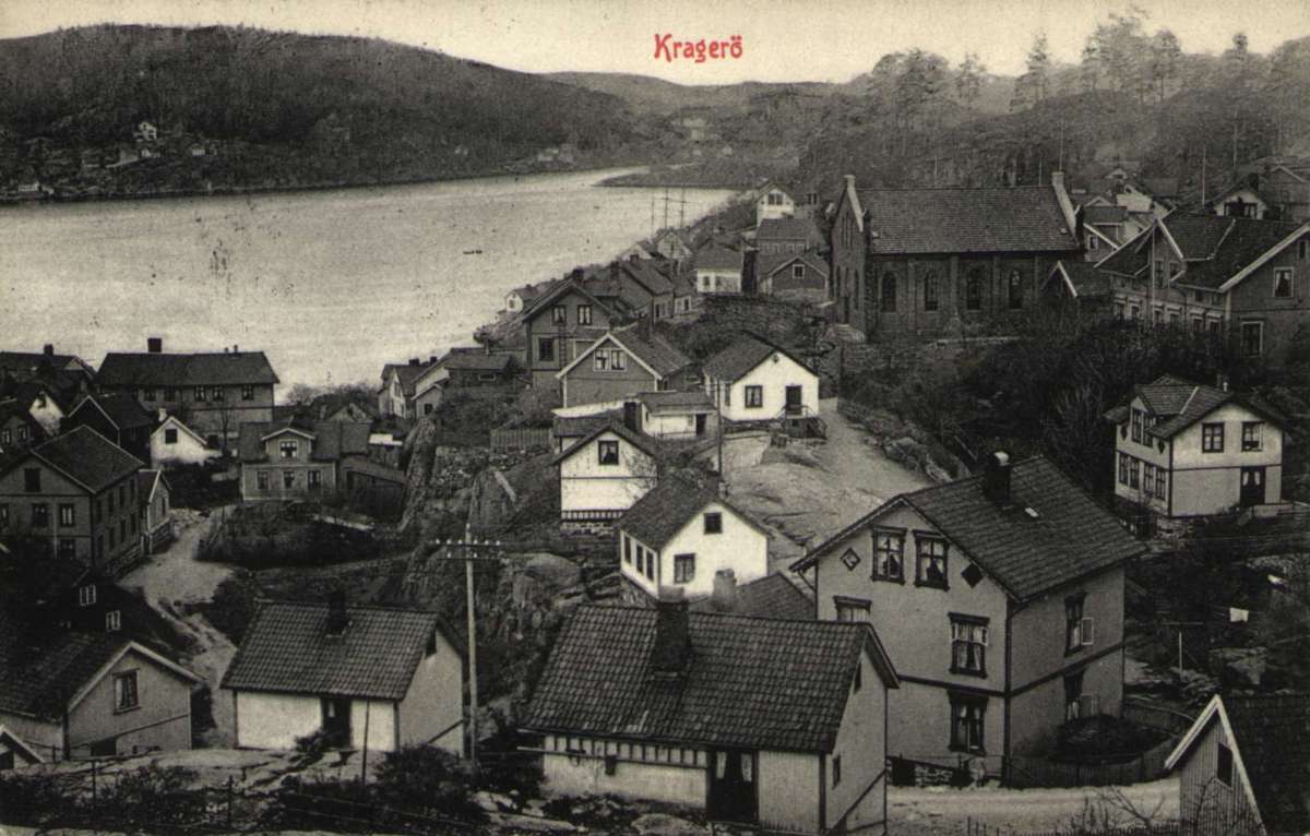 Postkort. Jule- og nyttårshilsen.  Fotografisk Svart/hvitt. Oversiktsbilde. Motiv fra Kragerø. Landskap. Småhusbebyggelse ved sjøen.. Stemplet 23.12.1913.