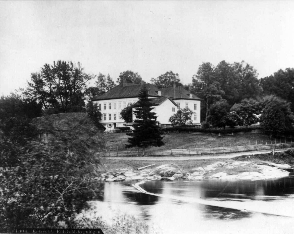 Eisvollsbygningen, Eidsvoll, Akershus antagelig 1890-årene. Bygningen sett fra elva.