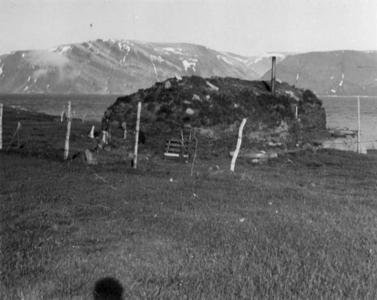 Fellesgamme fotografert fra baksiden. Langfjordnes 1952.