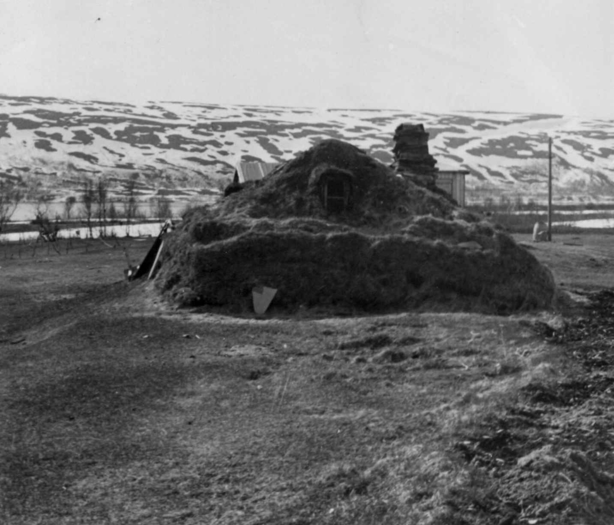 Fjøsgamme, tidligere fellesgamme.  Nordmannsvik 1952.