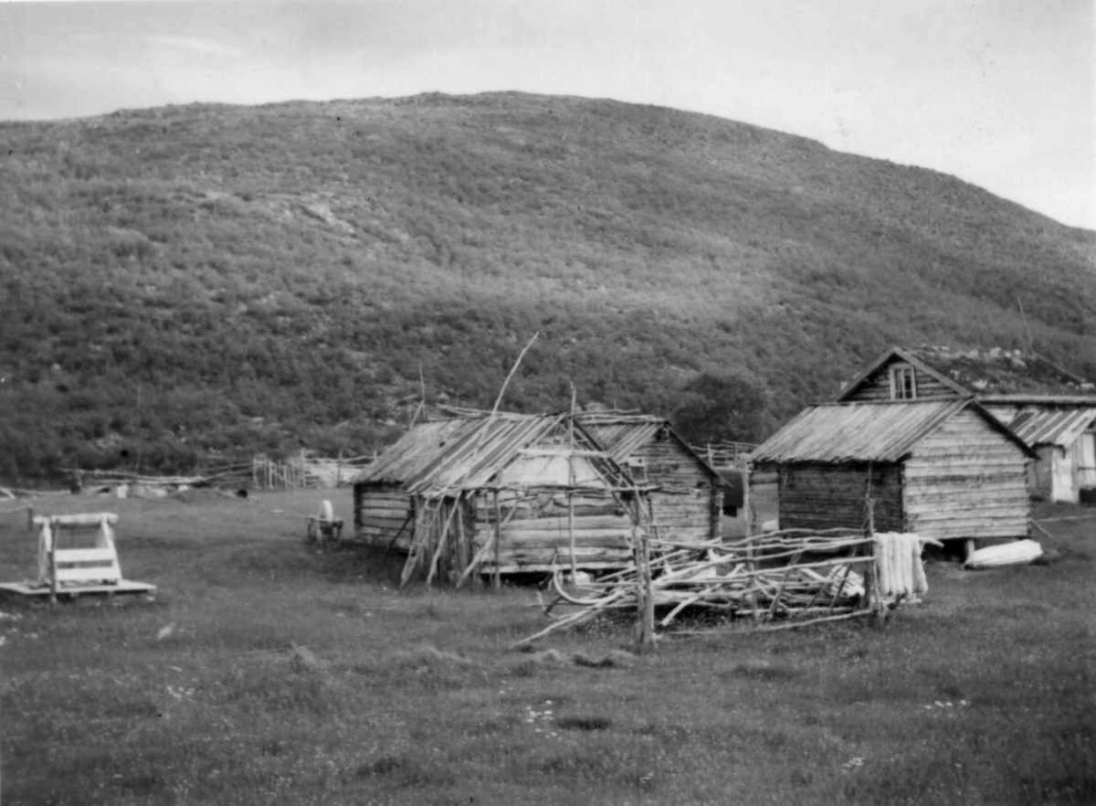 Brønn, stabbur og bolig på gården til Samuel Mikkelsen, Levajokgiedde 1952.