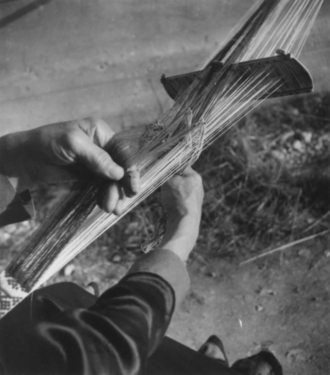 Veving av kvinnebelte på båndvev. Karasjok 1950.