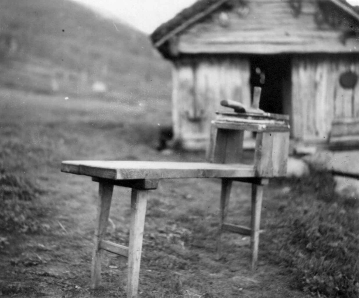 Benkekarde, (Bänkâ-karât), utenfor et hus. Njoskan 1952
